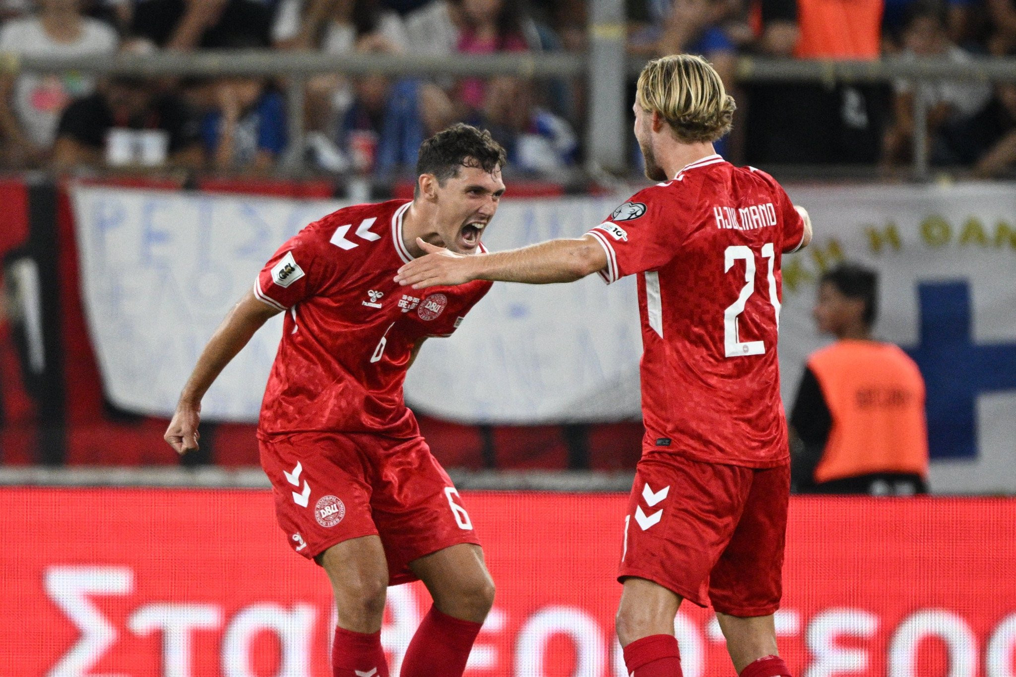 Νέα αδράνεια στα χαφ, δυνατό σουτ του Κρίστενσεν και 0-2 η Δανία (video)