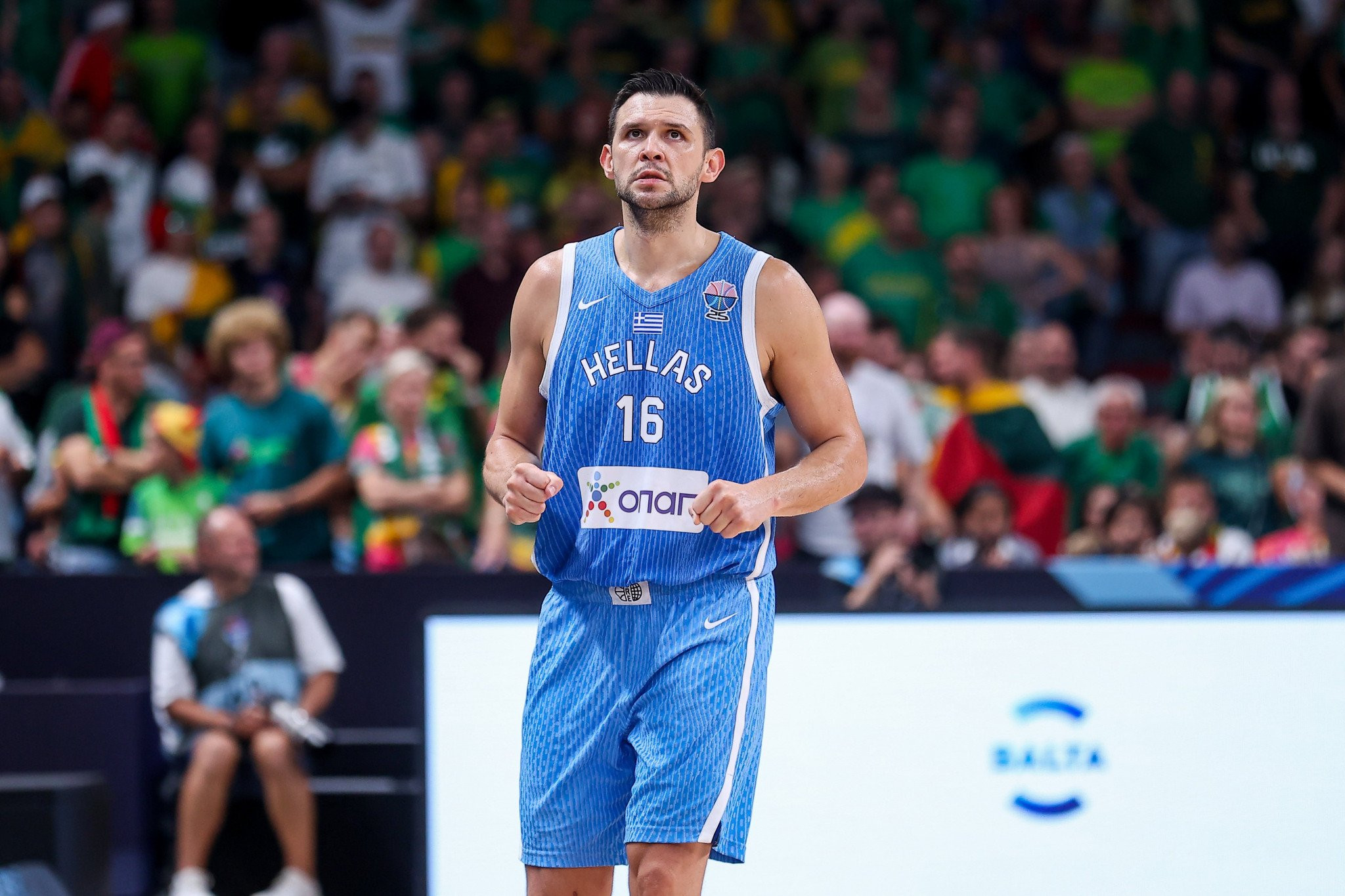 Δυο σφιγμένες γαλανόλευκες γροθιές που έκαναν υπομονή 16 χρόνια