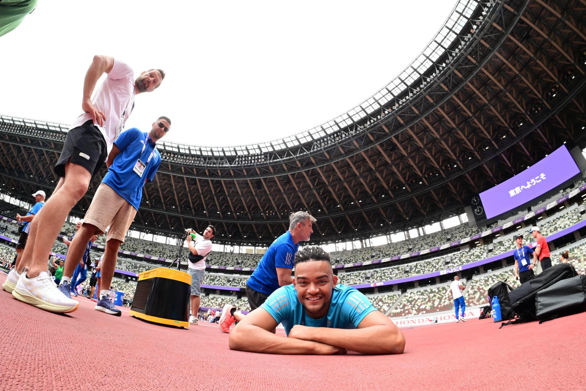 Απολαυστικός Καραλής στο Athletiko: «Ολη μέρα ράμεν τρώγαμε με τον Μίλτο, είναι σαν το σουβλάκι» (video)