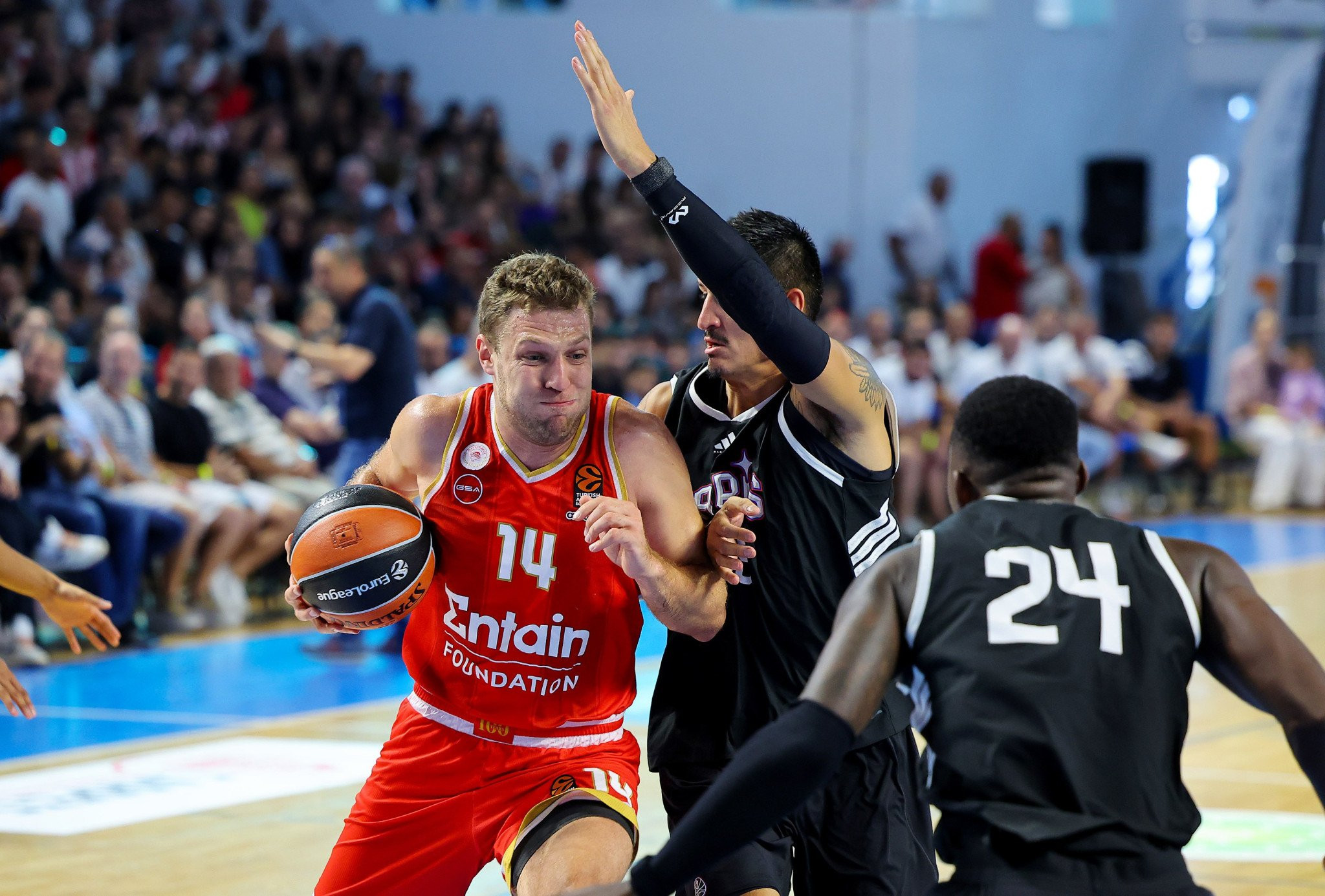 Ο Βεζένκοφ πάλευε μόνος του και ο Ολυμπιακός ηττήθηκε από την Παρί στην Κύπρο