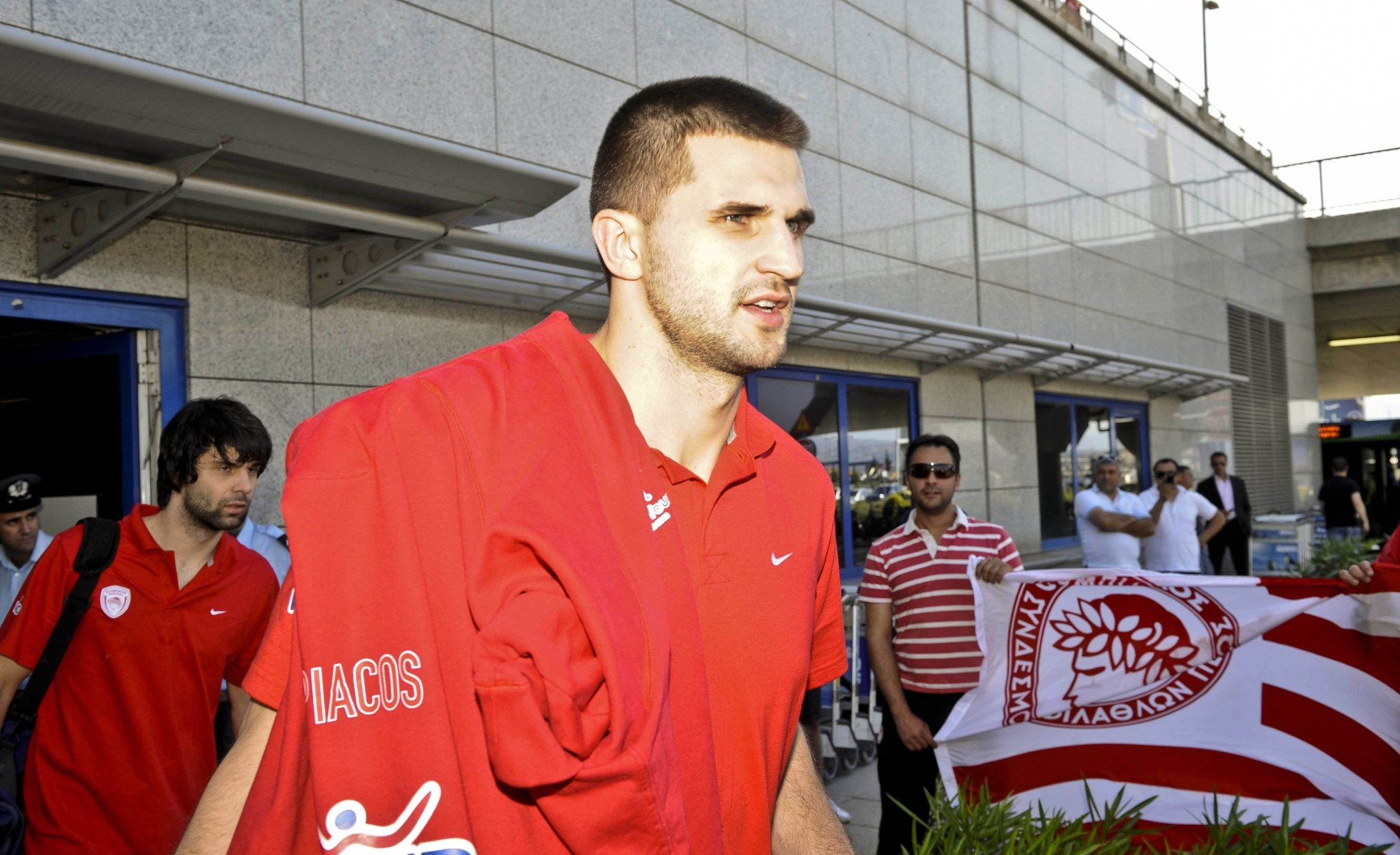 «Αγαπάω τον Ολυμπιακό»: Η ατάκα του Κλέιζα στους Έλληνες δημοσιογράφους στη Ρίγα