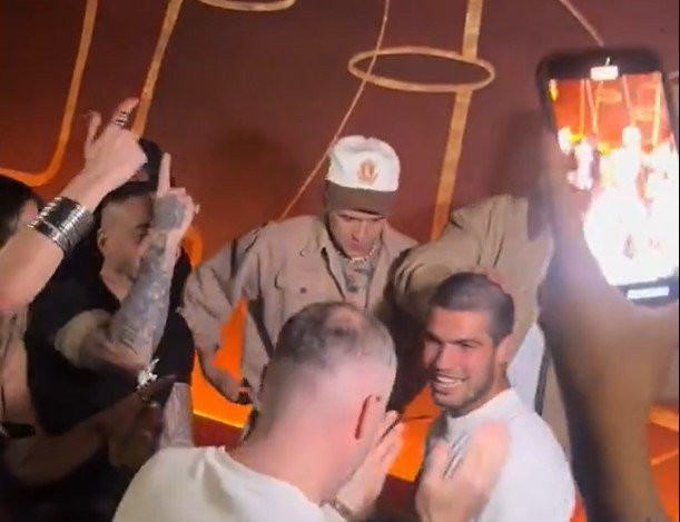 Πάρτι μέχρι τελικής πτώσης: Ο Αλκαράθ τα... έσπασε στη Νέα Υόρκη μετά την κατάκτηση του US Open (video)