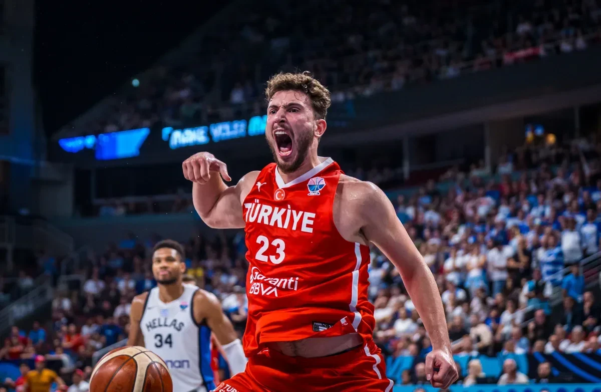 Ο Σενγκούν τραγουδούσε τα συνθήματα των φίλων της Τουρκίας την ώρα του αγώνα (video)