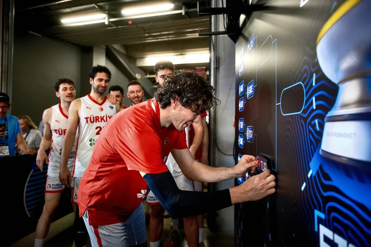 Βιαστικός ο Οσμάν: Πήγε να κολλήσει το αυτοκόλλητο πρόκρισης της Τουρκίας στον τελικό (video)