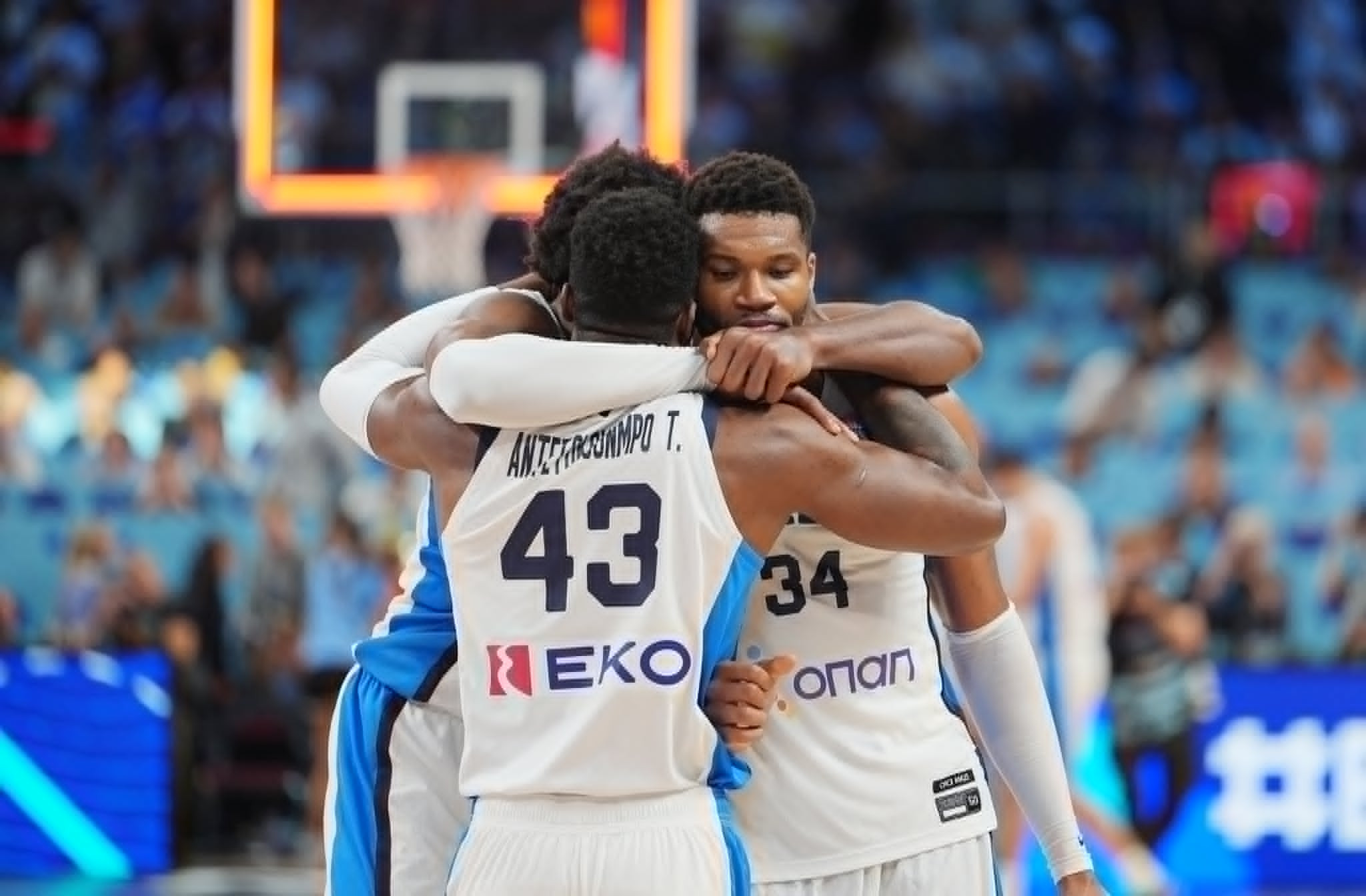 Η αγκαλιά και η ανακούφιση των Αντετοκούνμπο μετά την κατάκτηση του χάλκινου μεταλλίου (pics)