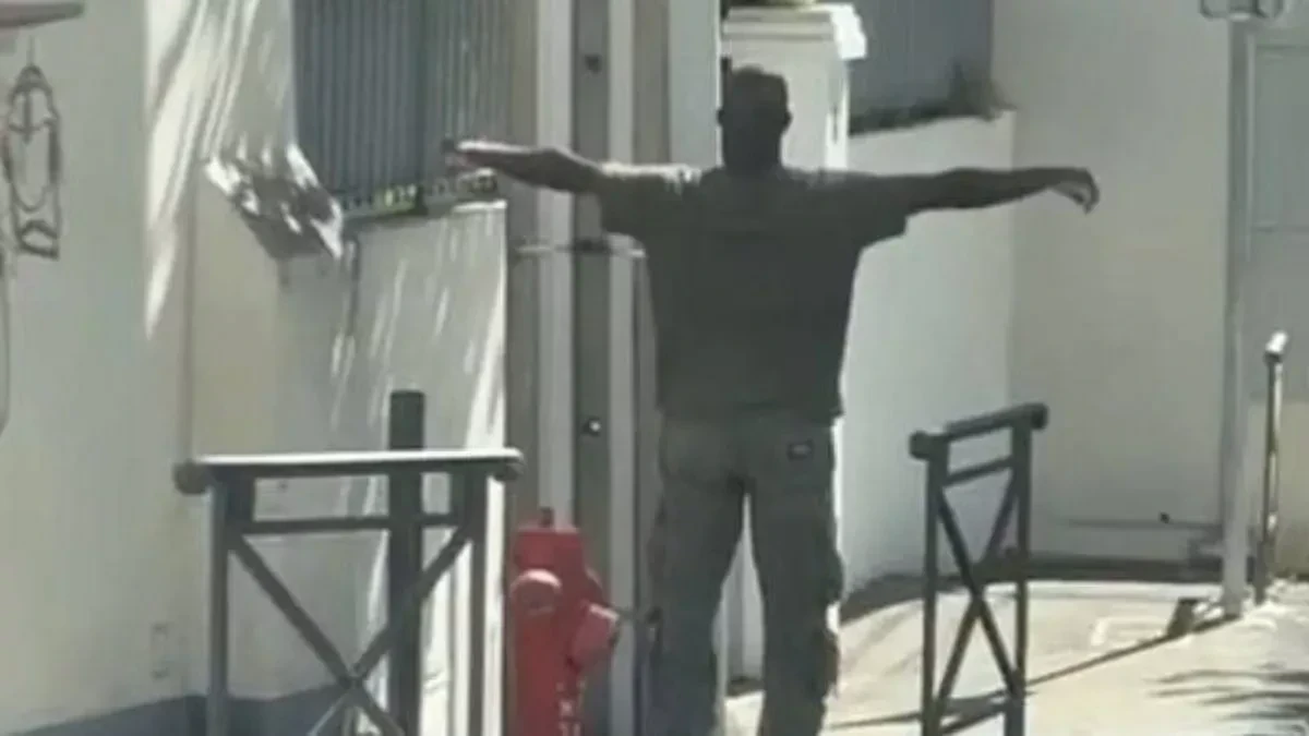 Πρώην διεθνής ποδοσφαιριστής σε ψυχιατρική κλινική - Τι έκανε έξω από δημοτικό σχολείο