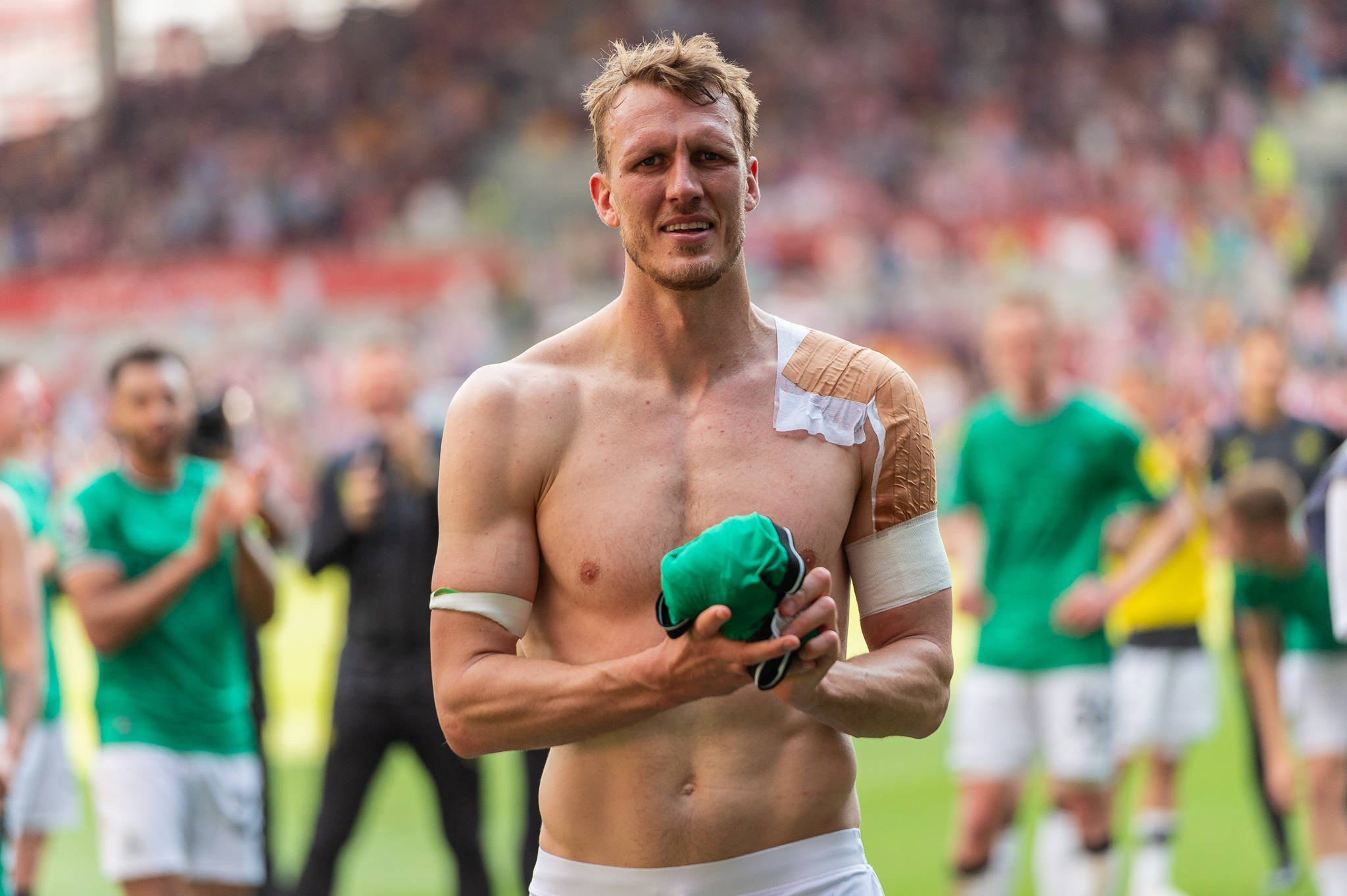 Η ανατριχιαστική ιστορία του Νταν Μπερν - Ο «γίγαντας» της Νιουκάστλ που παίζει χωρίς ένα δάχτυλο