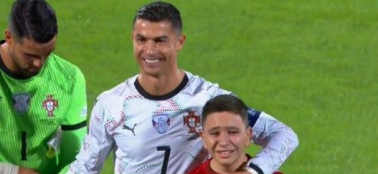 Ξέσπασε σε κλάματα νεαρός που συνόδευσε τον Κριστιάνο Ρονάλντο στον αγωνιστικό χώρο (video)