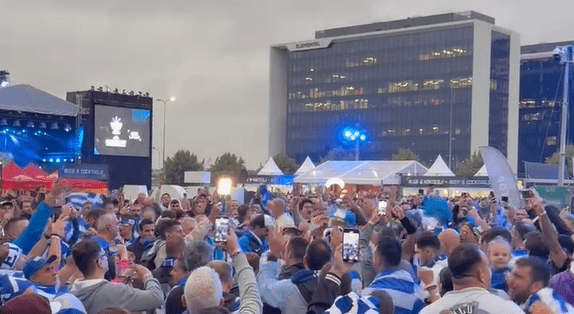 Ζεσταίνεται η ατμόσφαιρα στη Ρίγα: Εικόνες από Έλληνες φιλάθλους έξω από την Xiaomi Arena (video)