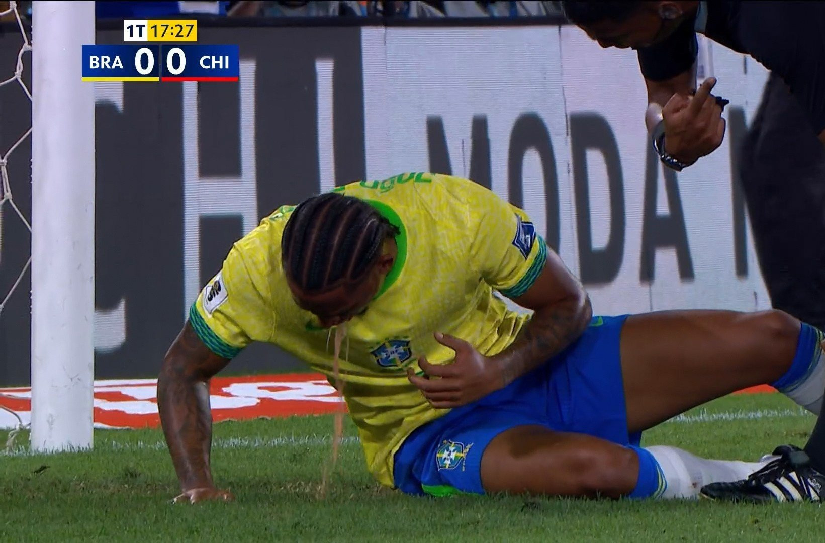 «Ένιωσα άσχημα» - Ο Ζοάο Πέδρο έκανε εμετό μετά από χτύπημα με συμπαίκτη του στη Βραζιλία (video)