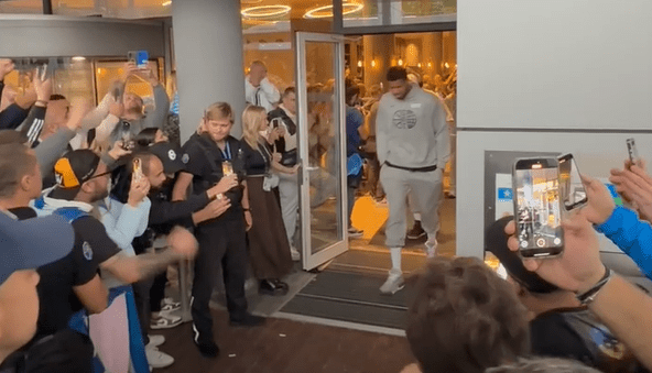 Τρέλα για την Εθνική ομάδα, πανδαιμόνιο στην αναχώρηση (video)