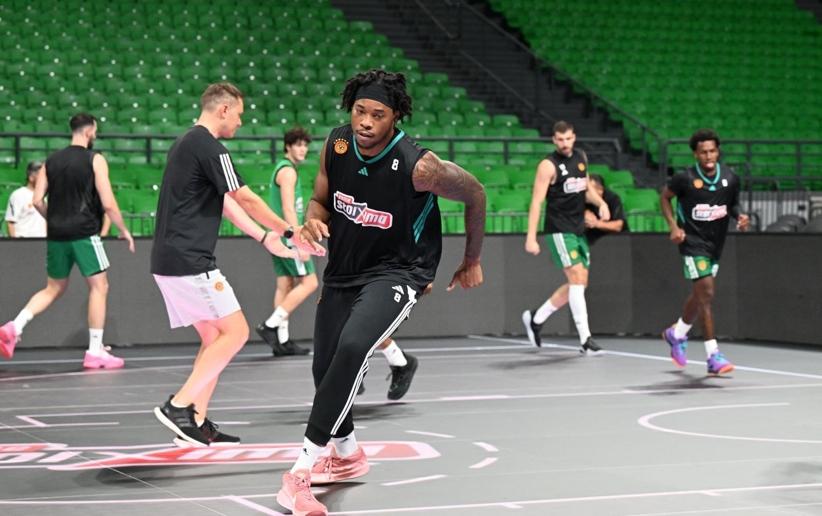 Στο πλάι των συμπαικτών του ο Χολμς για τον αγώνα κόντρα στην Παρτίζαν - Το βίντεο του Athletiko