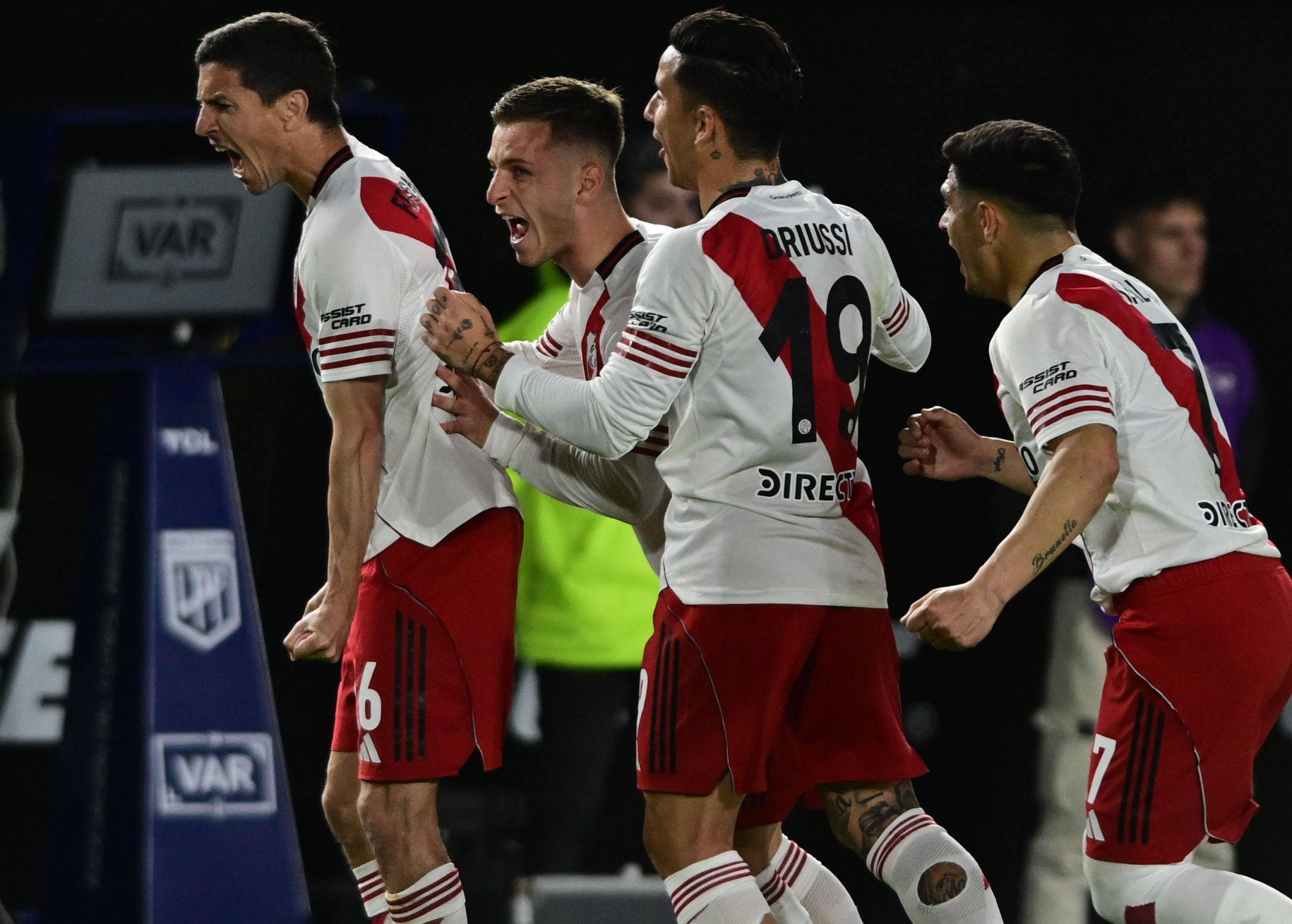 «Πάτησε» κορυφή με σπουδαίο τρίποντο επί της Εστουδιάντες η Ρίβερ Πλέιτ των δέκα παικτών (video)