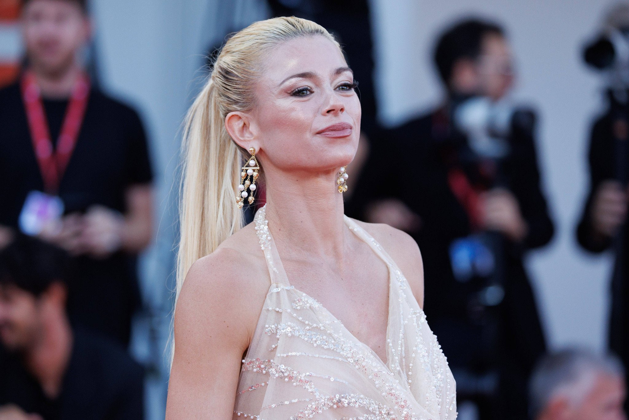 Την είπαν κλέφτρα, παράτησε το τένις για να γίνει μοντέλο και τώρα λάμπει στο κόκκινο χαλί της Βενετίας