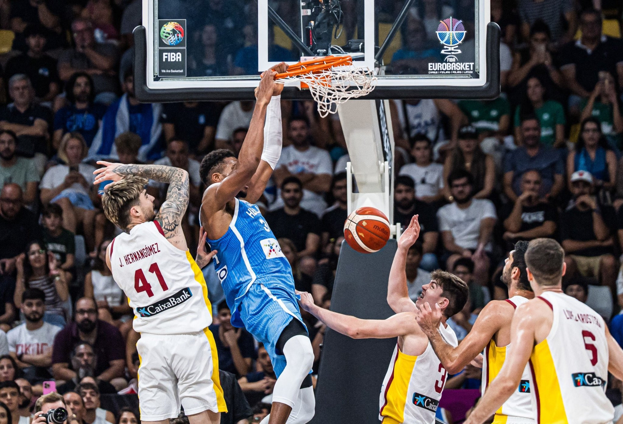 Η παθιασμένη Ελλάδα «έσπασε» την κατάρα με τους Ισπανούς και πάει ως πρώτη στους «16»!