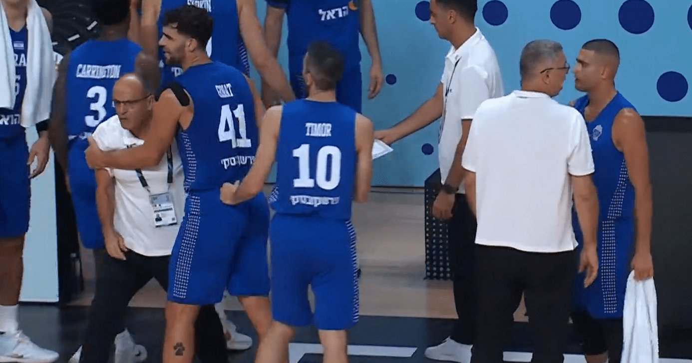 «Ντου» του προπονητή του Ισραήλ στους διαιτητές - Τον κρατούσαν οι παίκτες του