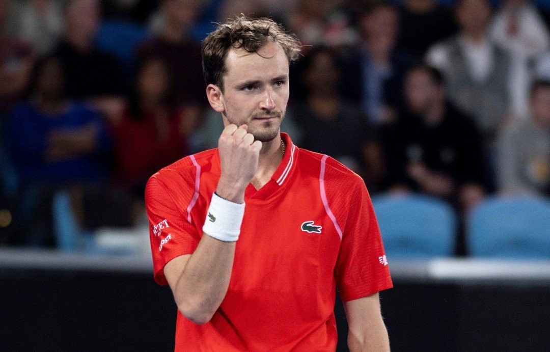 Αντιδράσεις για τον Μεντβέντεφ που ζήτησε από ένα ball girl να του βγάλει την μπλούζα (video)