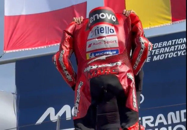 Ο Μαρκ Μάρκεθ πανηγύρισε τη νίκη του στο Moto GP αλά... Μέσι