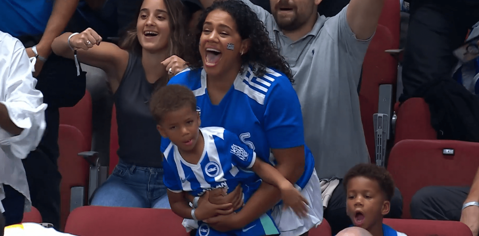 Φαν της Μπράιτον ο γιος του Αντετοκούνμπο - Με φανέλα των Άγγλων πανηγυρίζει τα καλάθια (video)