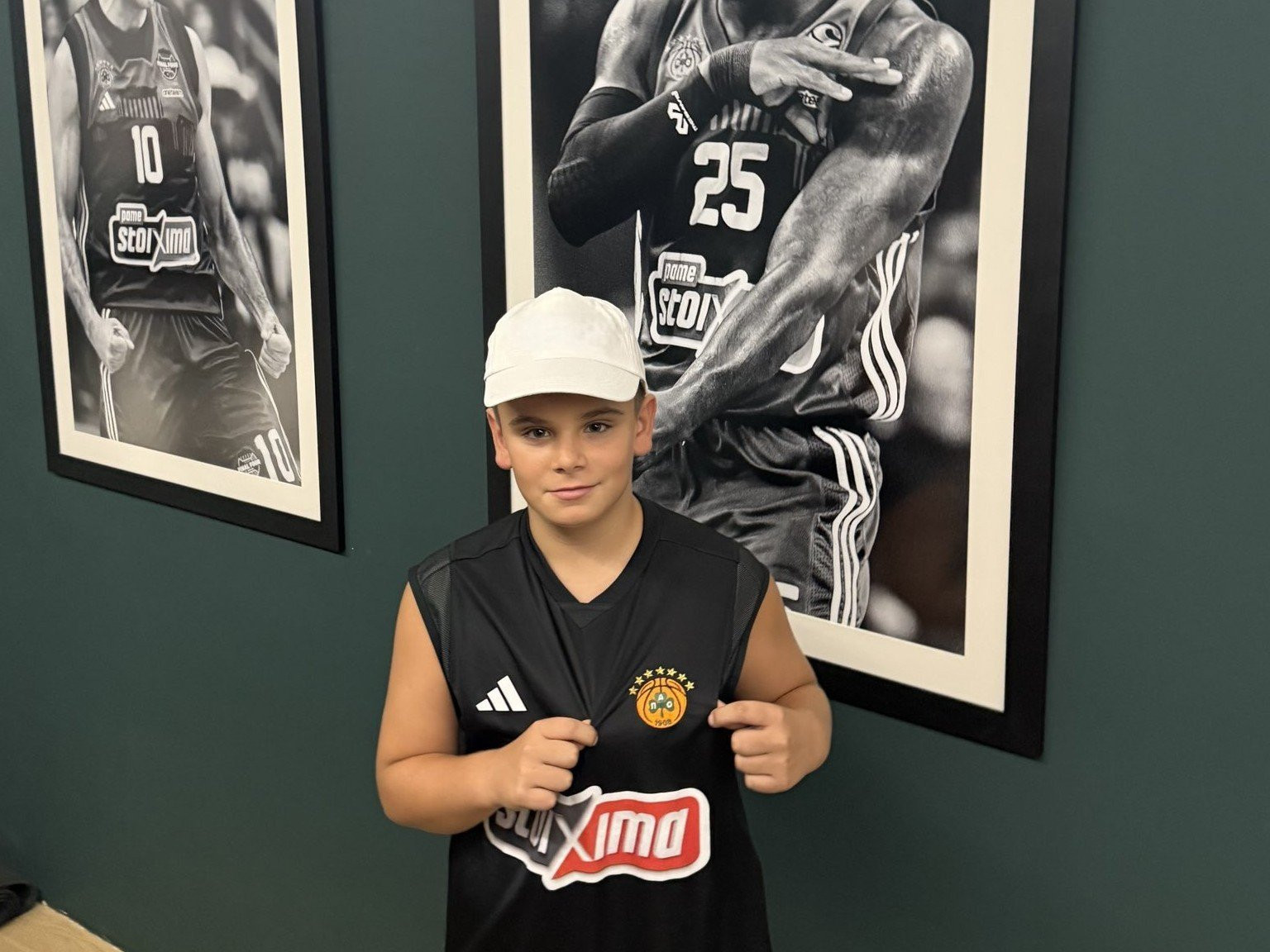 Ο Παναθηναϊκός υποδέχθηκε τον μικρό φίλο ο οποίος σκαρφάλωσε στα τζάμια για να δει την προπόνηση