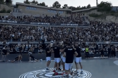 Αποθέωσαν οι φίλοι της Παρτιζάν τους παίκτες του ΠΑΟΚ στο ανοικτό γήπεδο του Βελιγραδίου (video)