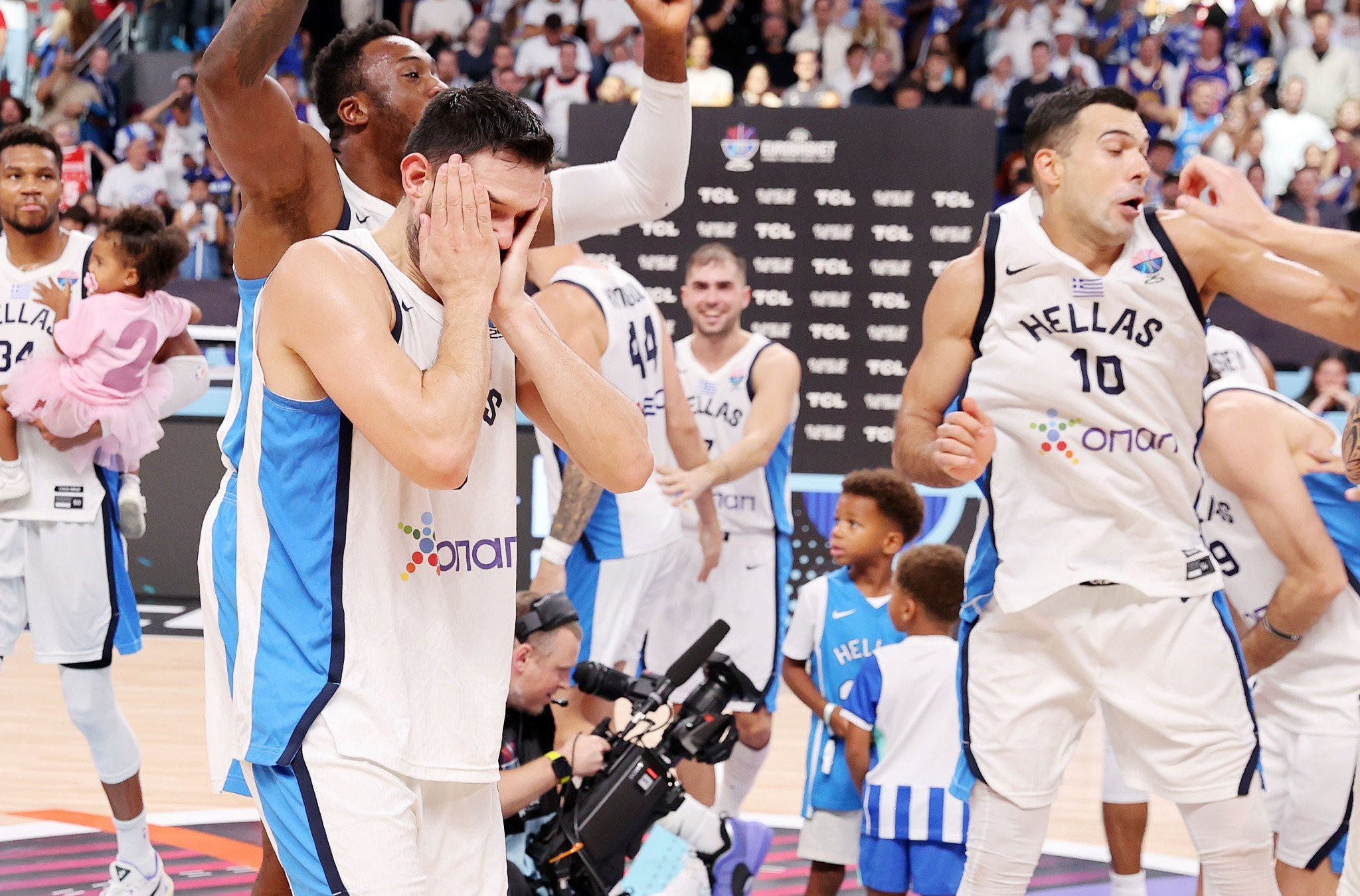 Απίστευτη η συγκίνηση του Κώστα Παπανικολάου - Φιλούσε το μετάλλιο (video)