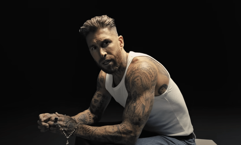 Τα... έβαλε με αεροπορική εταιρεία με αφορμή το τραγούδι του ο Ράμος: «Φτιάξατε τα ηχεία σας;»