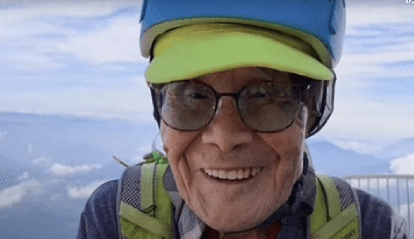 Απίθανος Ιάπωνας ορειβάτης «κατέκτησε» την κορυφή του Φούτζι στην ηλικία των 102 ετών! (vid)