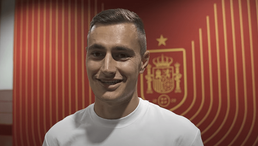 Συγκινητικές στιγμές στο χωριό του Ντε Φρούτος στο ντεμπούτο του με την Ισπανία - Πανηγύρισαν και οι 92 κάτοικοι