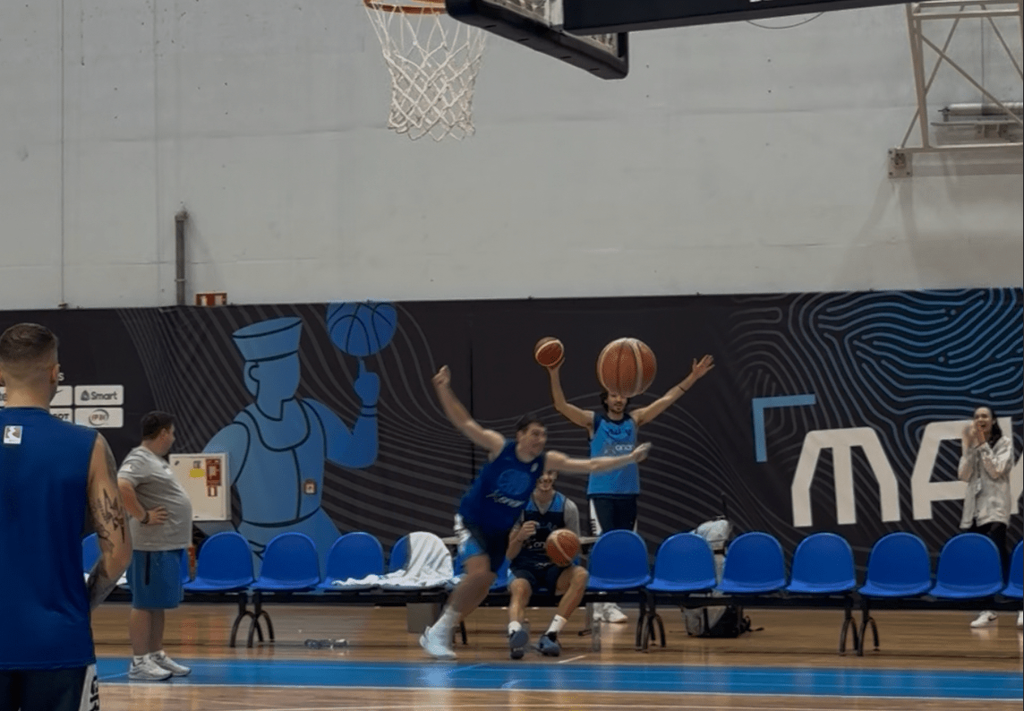 Το έκαναν όπως ο Ντόντσιτς! - Λαρεντζάκης και Καλαϊτζάκης βάζουν τρίποντα από τον πάγκο και πανηγυρίζουν (video)