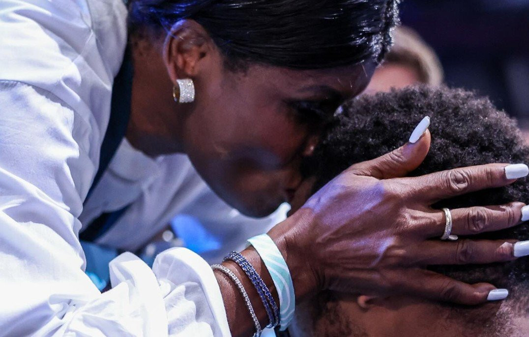 Η πιο συγκινητική φωτογραφία απ' όλες: Το φιλί της μάνας στον Αντετοκούνμπο