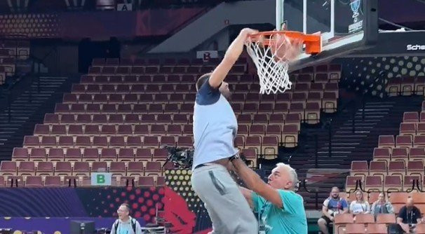 Οικογενειακή στιγμή: Ο Ντόντσιτς καρφώνει στη... μούρη του πατέρα του (video)