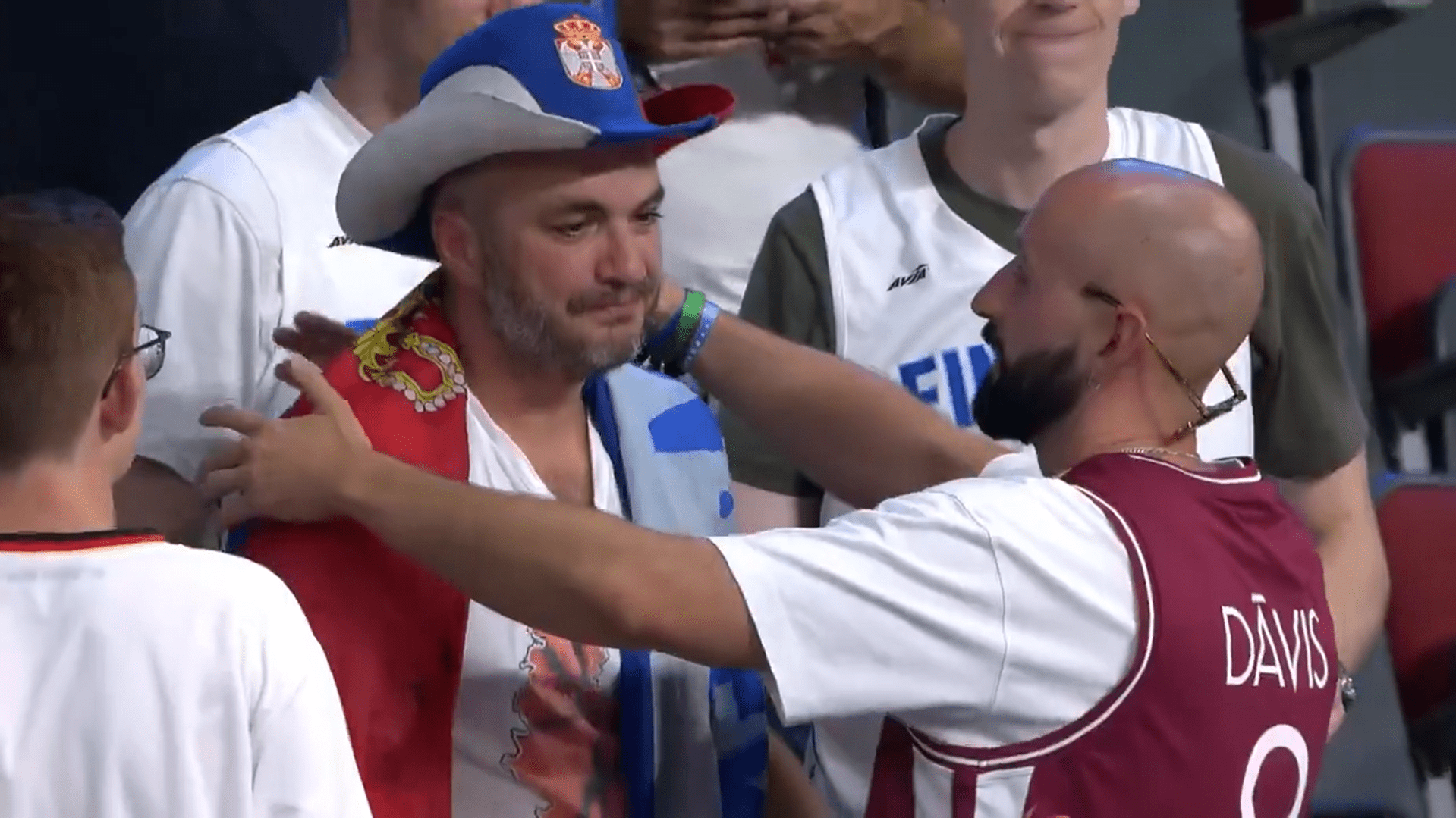 Απίστευτη εικόνα: Φινλανδοί και Λετονοί παρηγορούν δακρυσμένο Σέρβο μετά τον αποκλεισμό (video)