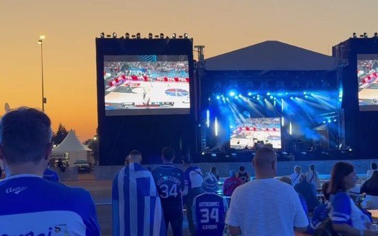 Οι «Πελαργοί» έδωσαν γαλανόλευκη απόχρωση έξω από τη «Xiaomi Arena» (video)