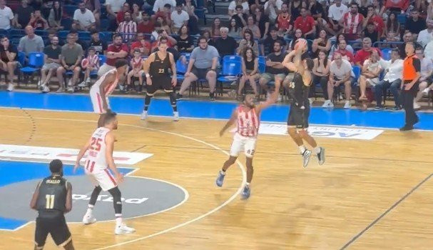 Το νικηφόρο τρίποντο του Μάικ Τζέιμς εναντίον του Ολυμπιακού στην Κύπρο (video)