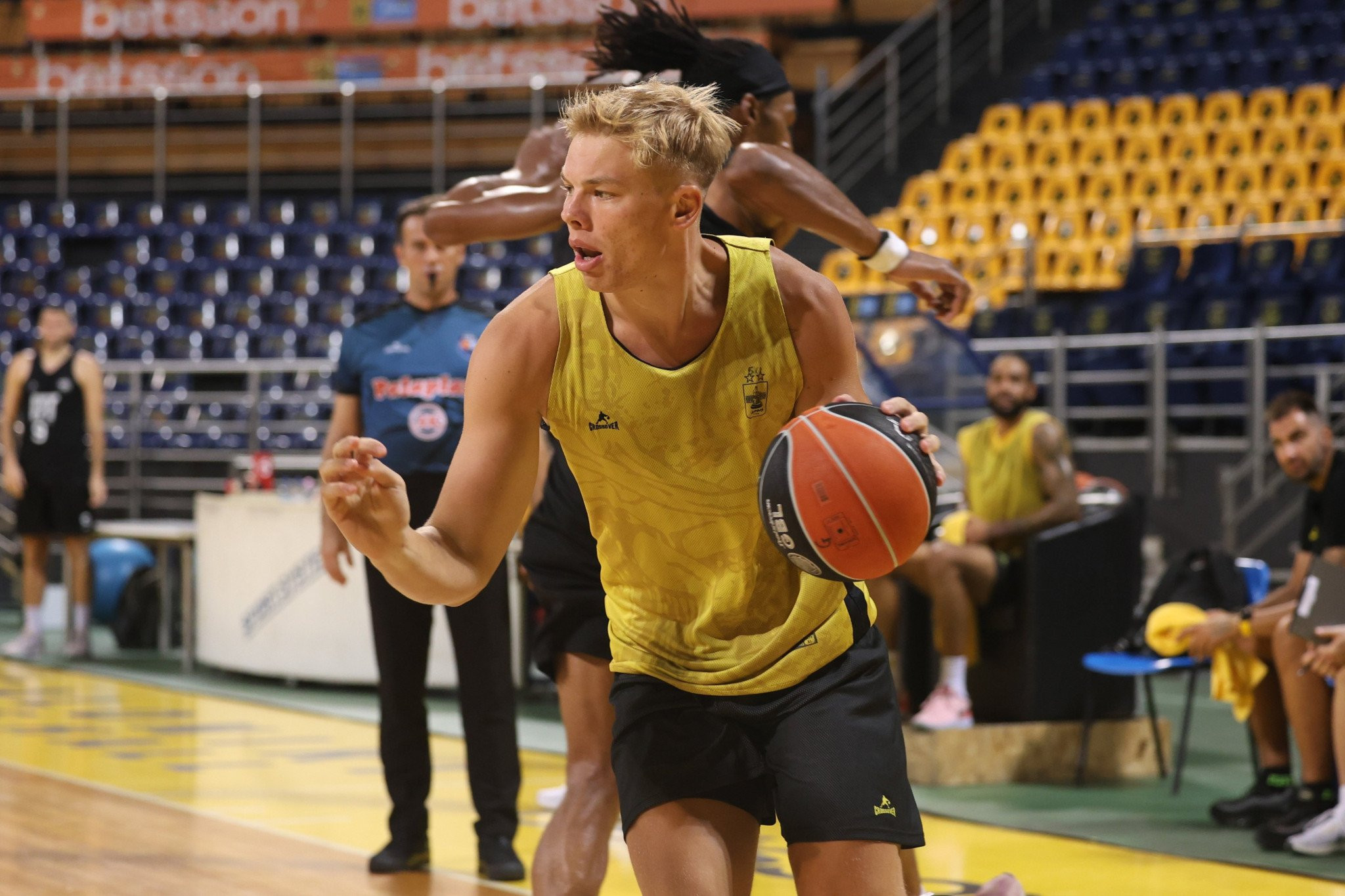 Όμορφη κίνηση από τον Άρη: Σύσσωμη η ομάδα επισκέφθηκε τον Τανούλη στο νοσοκομείο (video)