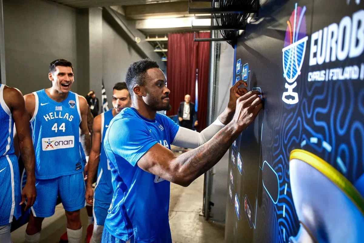 Ο Θανάσης με καμάρι βάζει το αυτοκόλλητο της Ελλάδας για τα ημιτελικά του Eurobasket