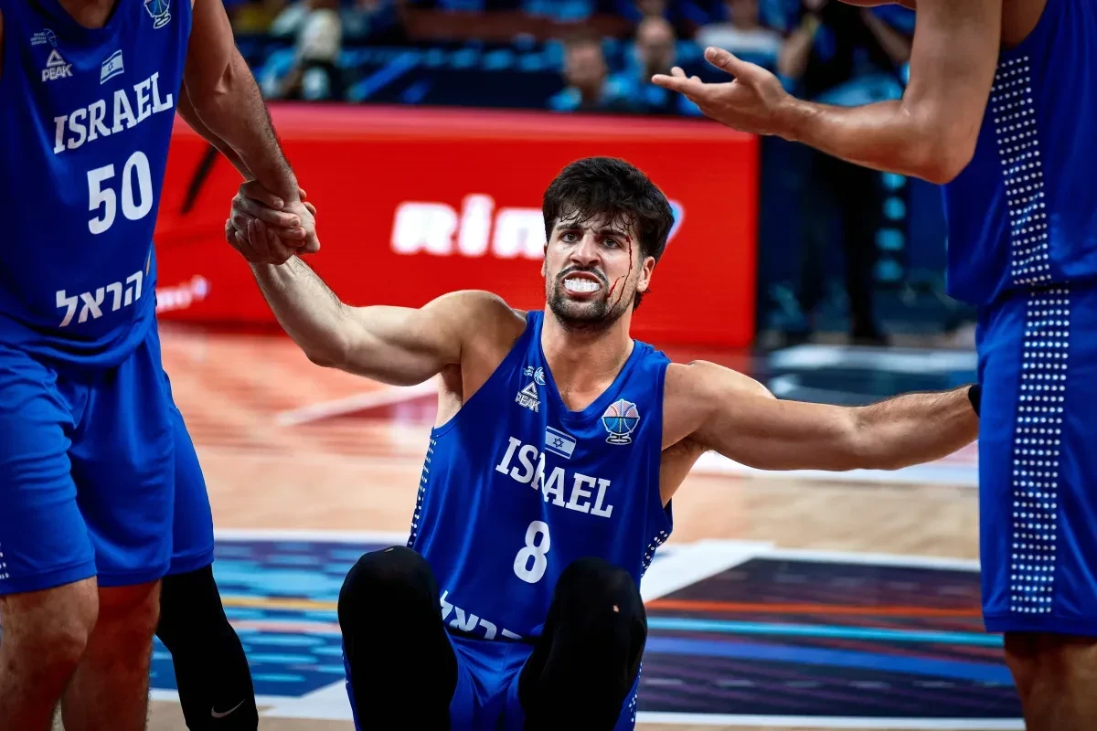 Μάτωσε στο κεφάλι ο Άβντιγια - Συγκρούστηκε με τον Σλούκα και πήγε για πρώτες βοήθειες