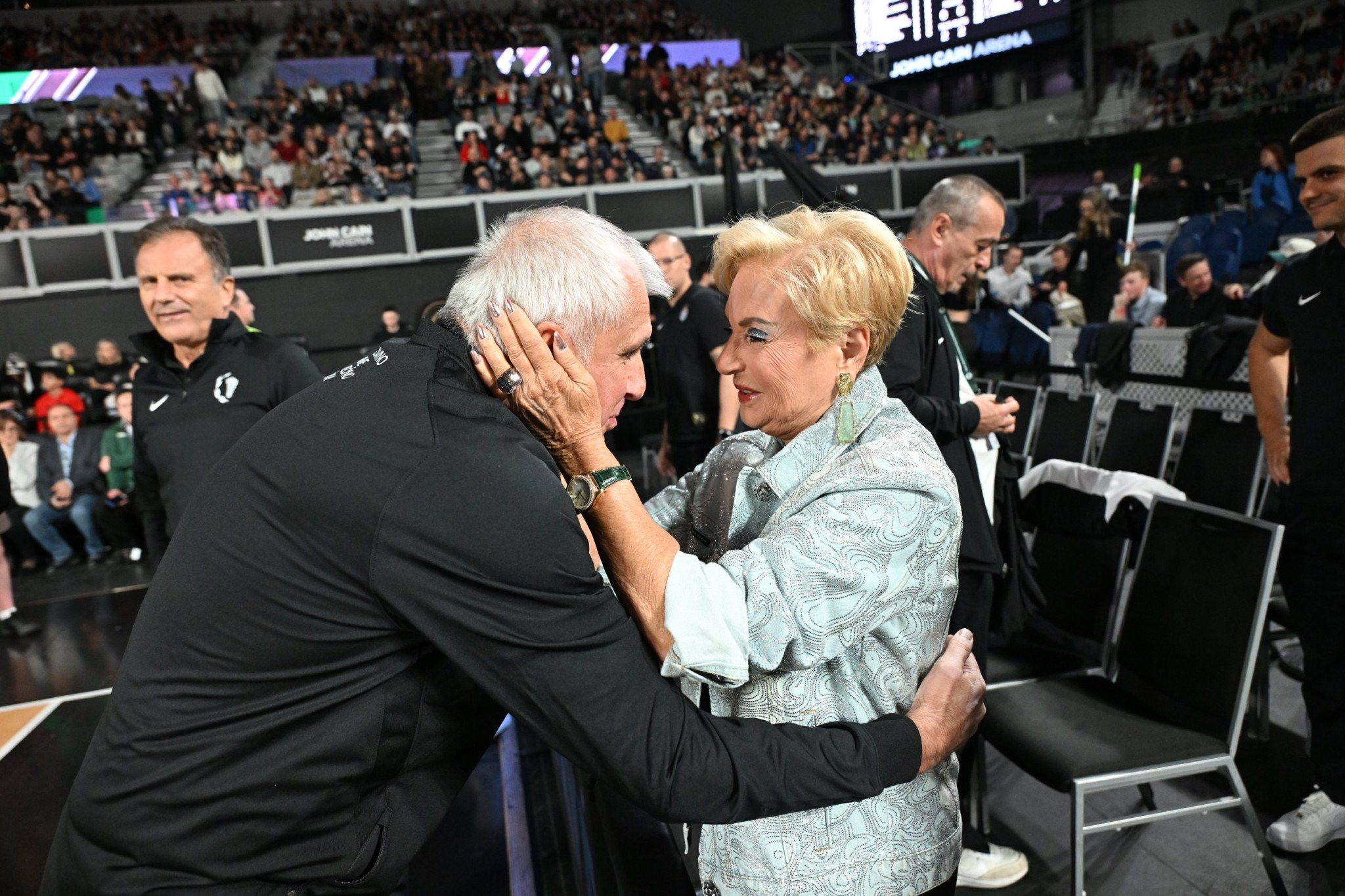 Η θερμή αγκαλιά της Δέσποινας Γιαννακοπούλου με τον Ομπράντοβιτς (photos)