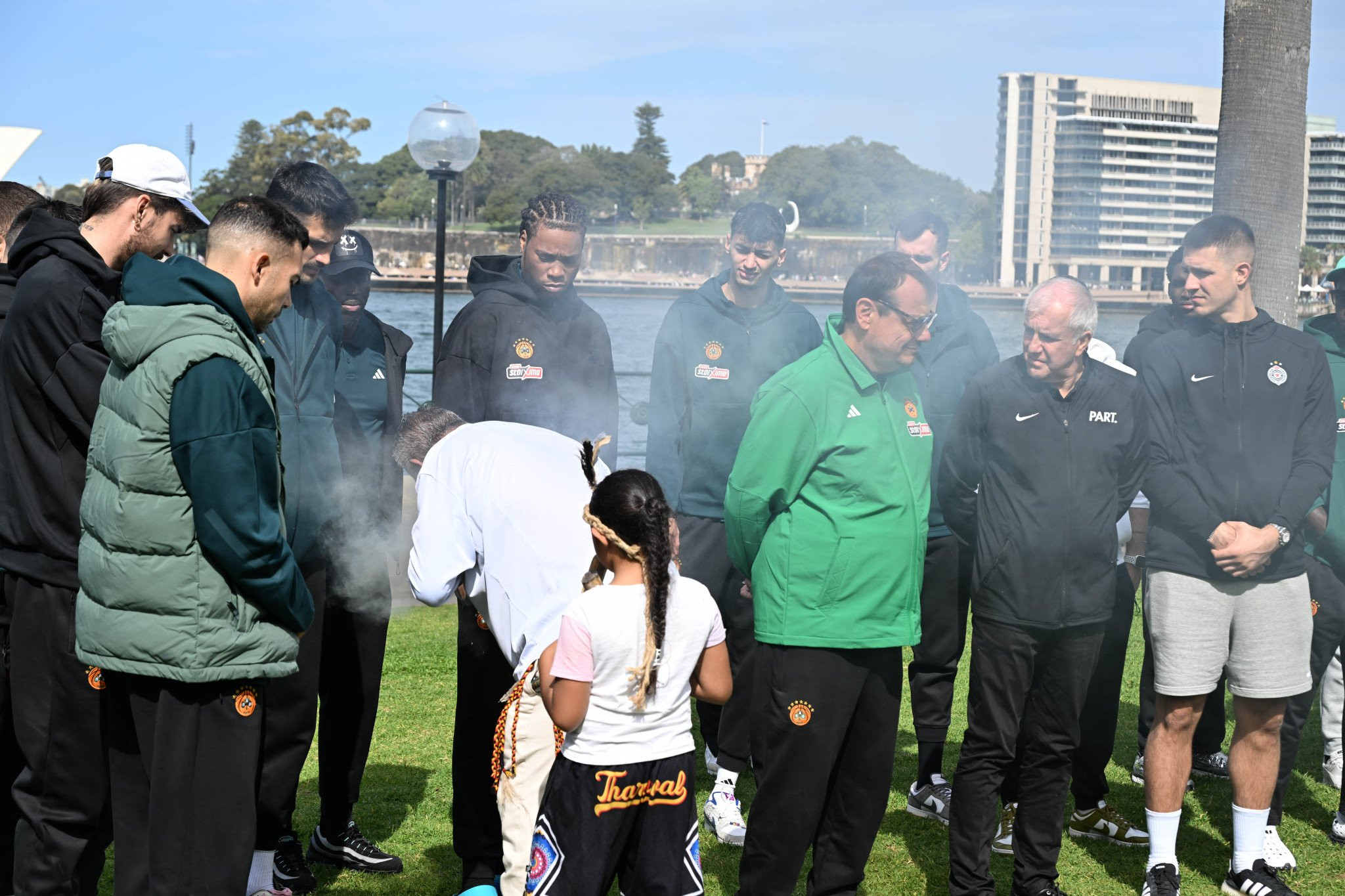 Το ιδιαίτερο τελετουργικό καλωσορίσματος για Παναθηναϊκό και Παρτίζαν στο Σίδνεϊ (video)