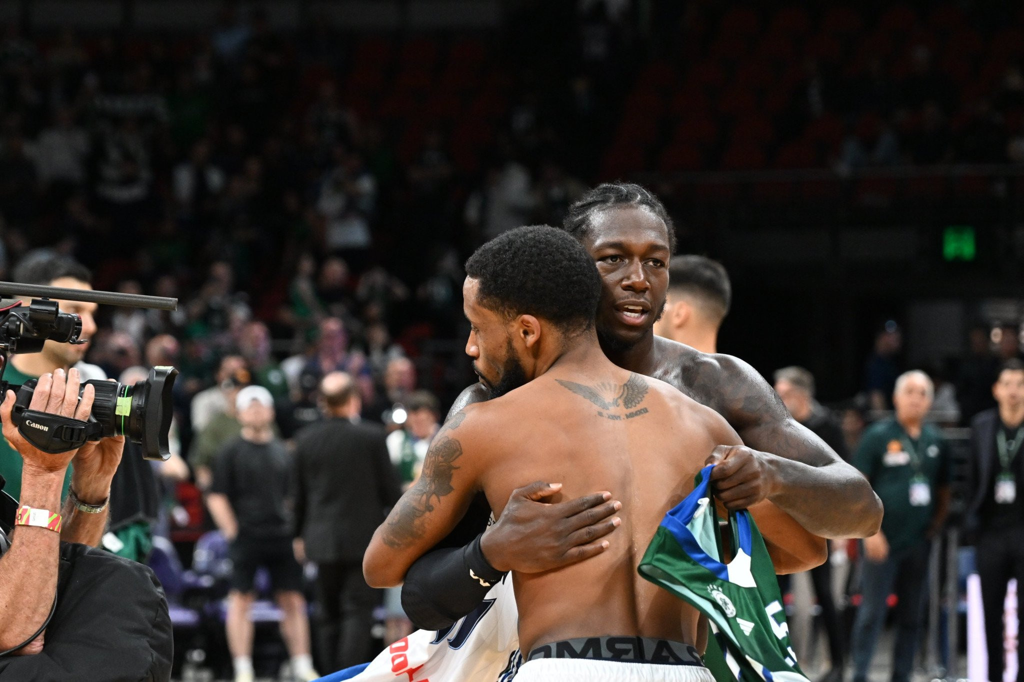 Όμορφη στιγμή: Ναν και Κότον αντάλλαξαν φανέλες (video)