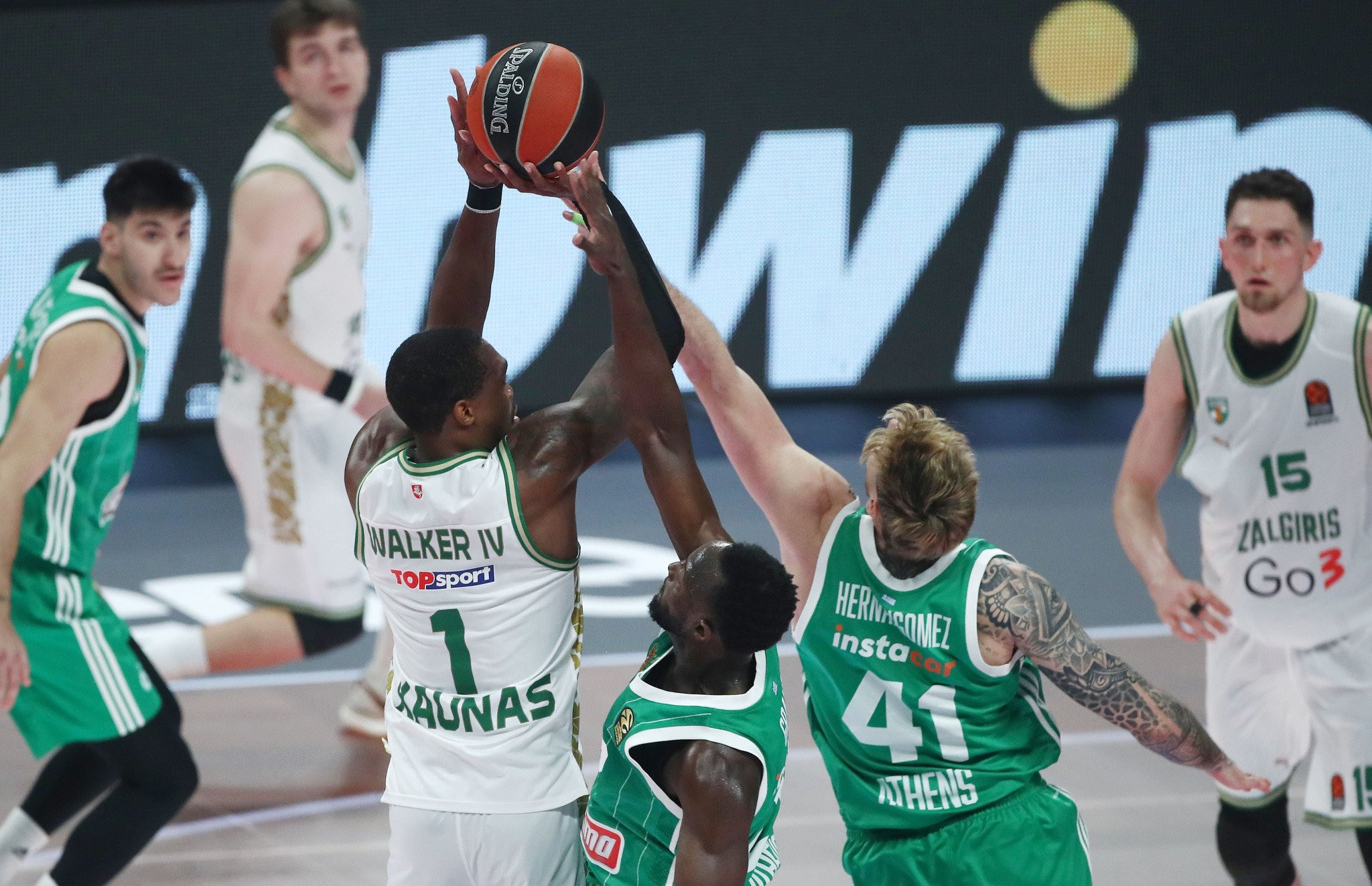 O Λόνι Γουόκερ συγκρίνει τον εαυτό του μόνο με τον Ναν (video)