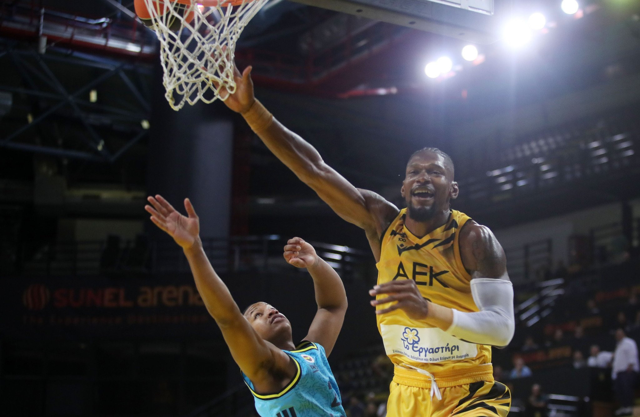 «Πέταξε» πάνω από τους αμυντικούς της Φενέρμπαχτσε και τράνταξε το καλάθι ο Σίλβα (video)