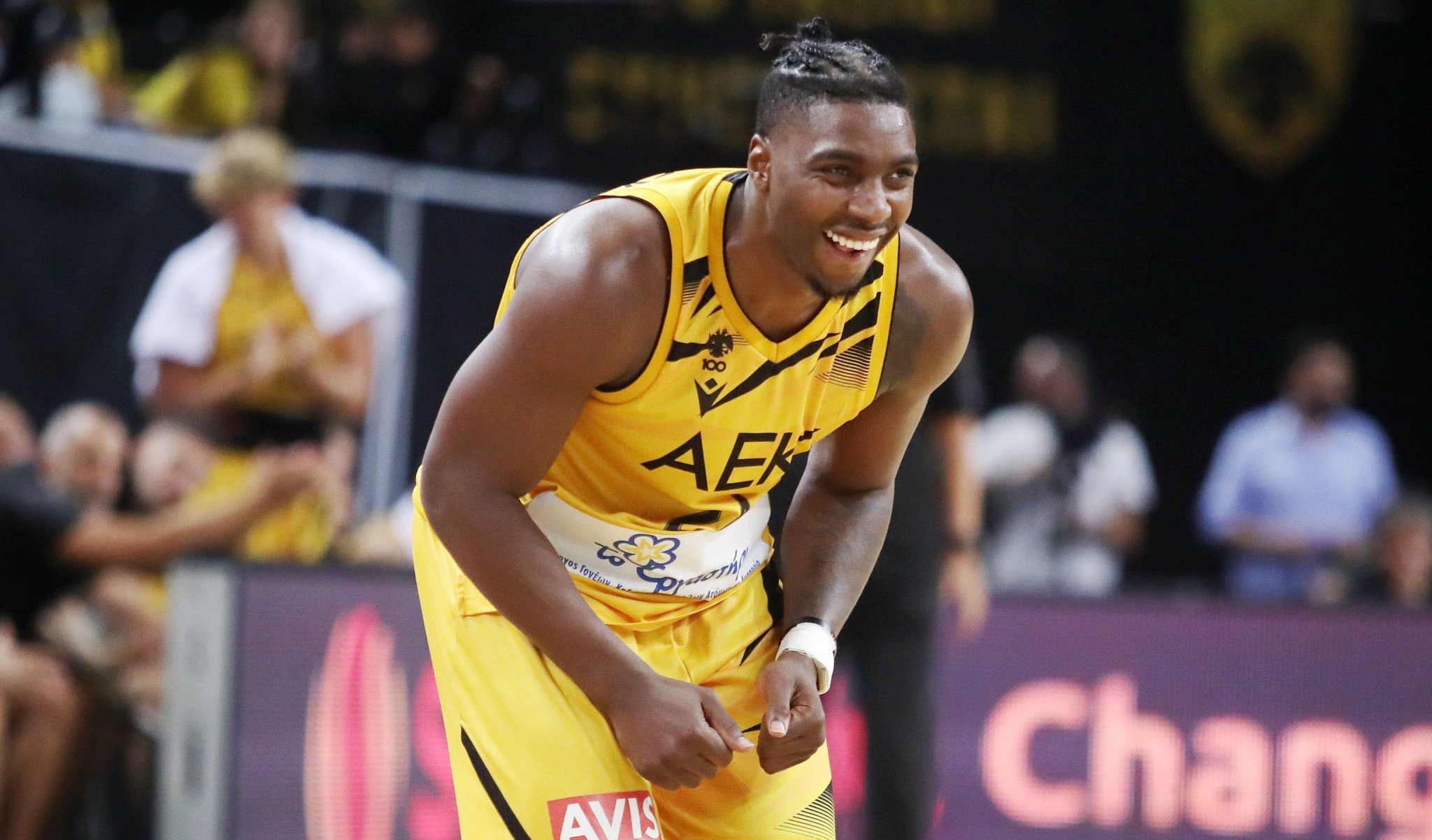 Ο Φρανκ Μπάρτλεϊ στο Athletiko: «Δεν ανησυχώ για την πίεση, περήφανος για την πρόοδο της ΑΕΚ»