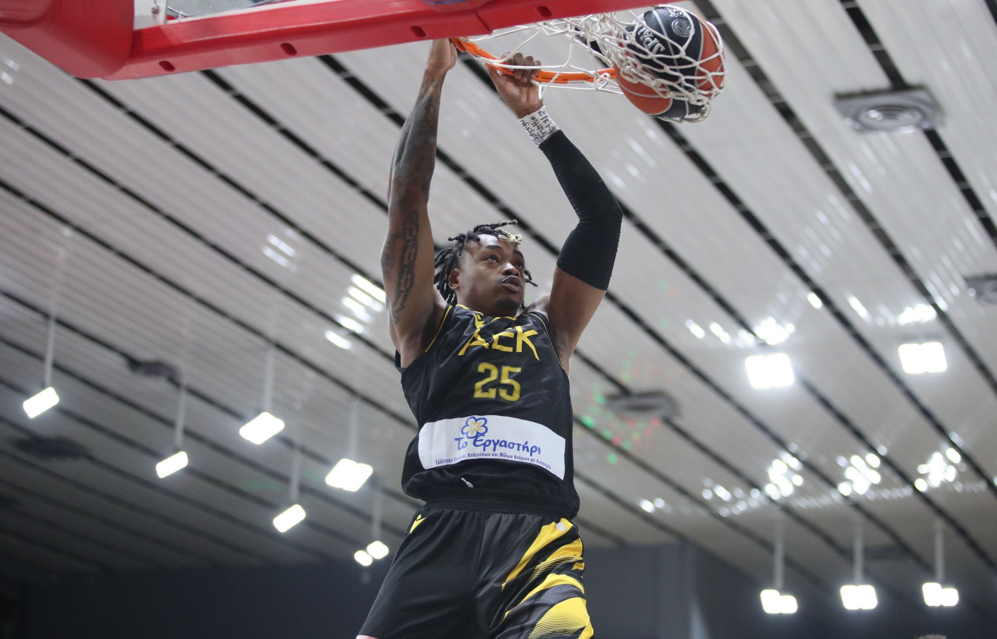 Πέταγε... φωτιές η ΑΕΚ και νίκησε με 100άρα την Βαρέζε