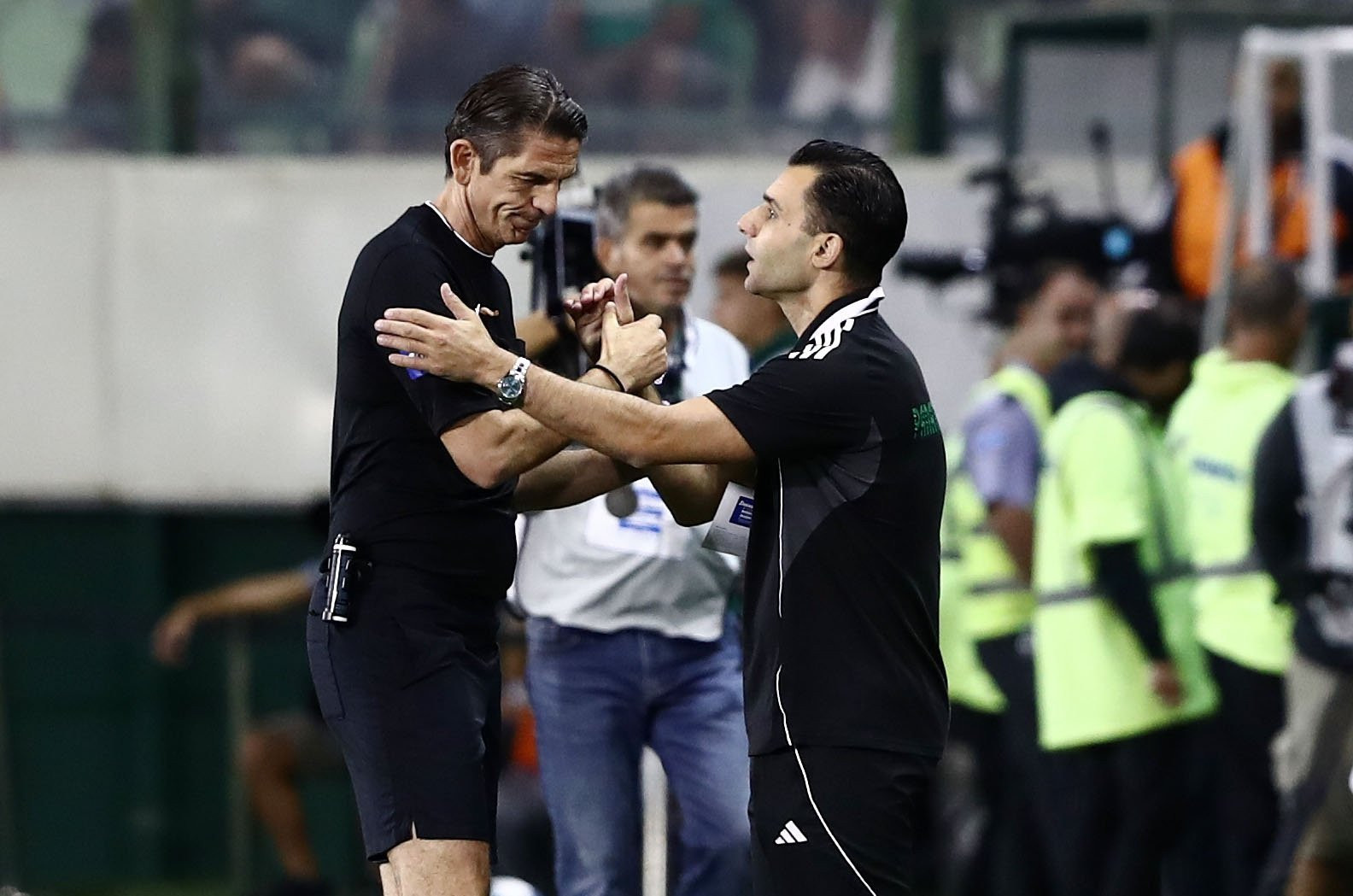 Τι είπε ο Τζαβέλλας στον διαιτητή του ντέρμπι και τι του έδειχνε ο Καραπαπάς στο κινητό