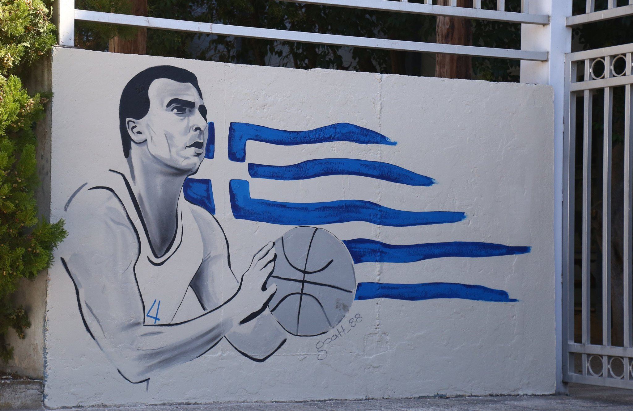 Εντυπωσιακό γκράφιτι με τη μορφή του Νίκου Γκάλη στο ΑΠΘ