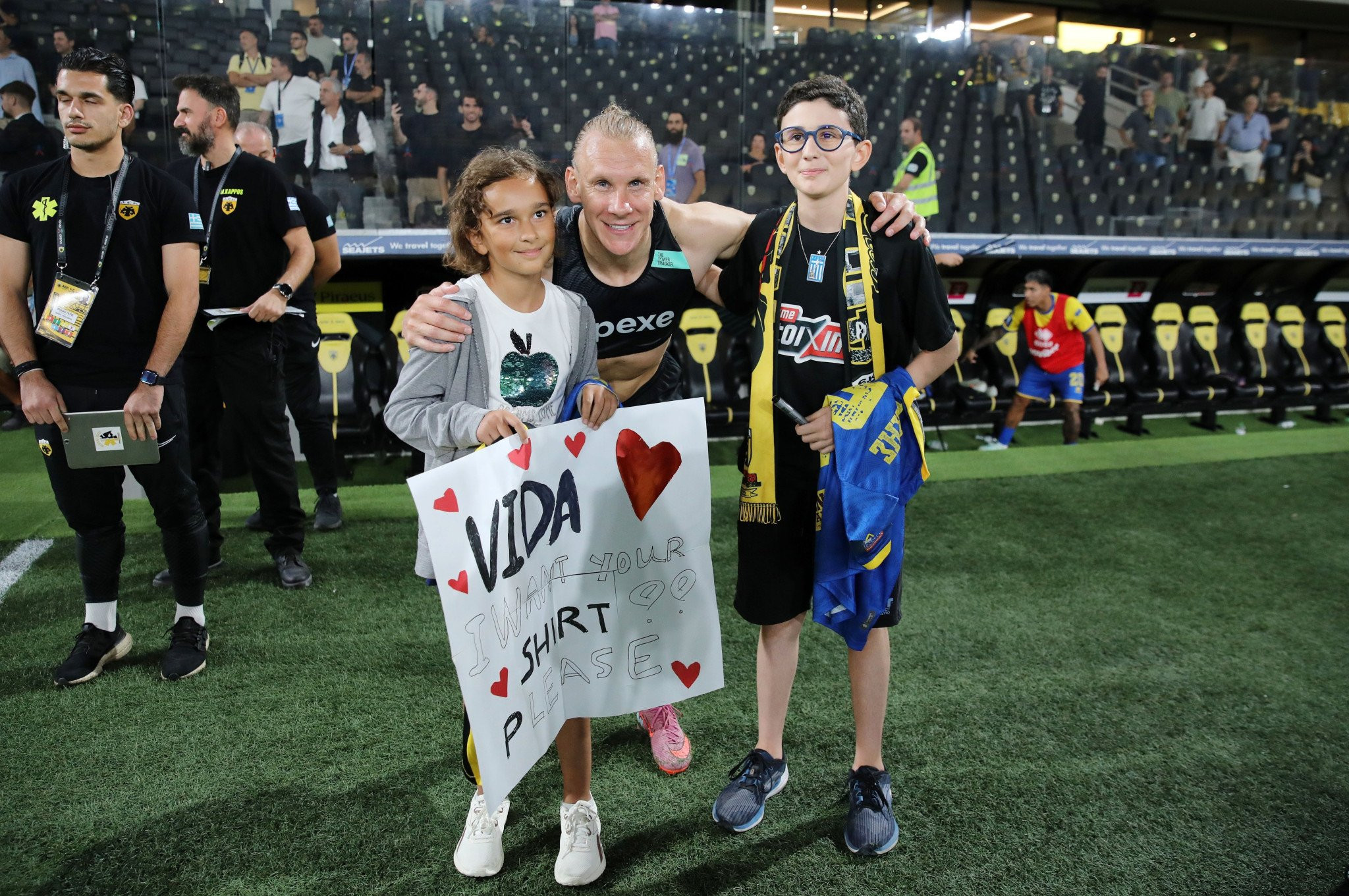 Η αποθέωση από τους οπαδούς της ΑΕΚ και η συγκίνηση για τον μικρό Μιχαήλ στην «OPAP Arena» (video)