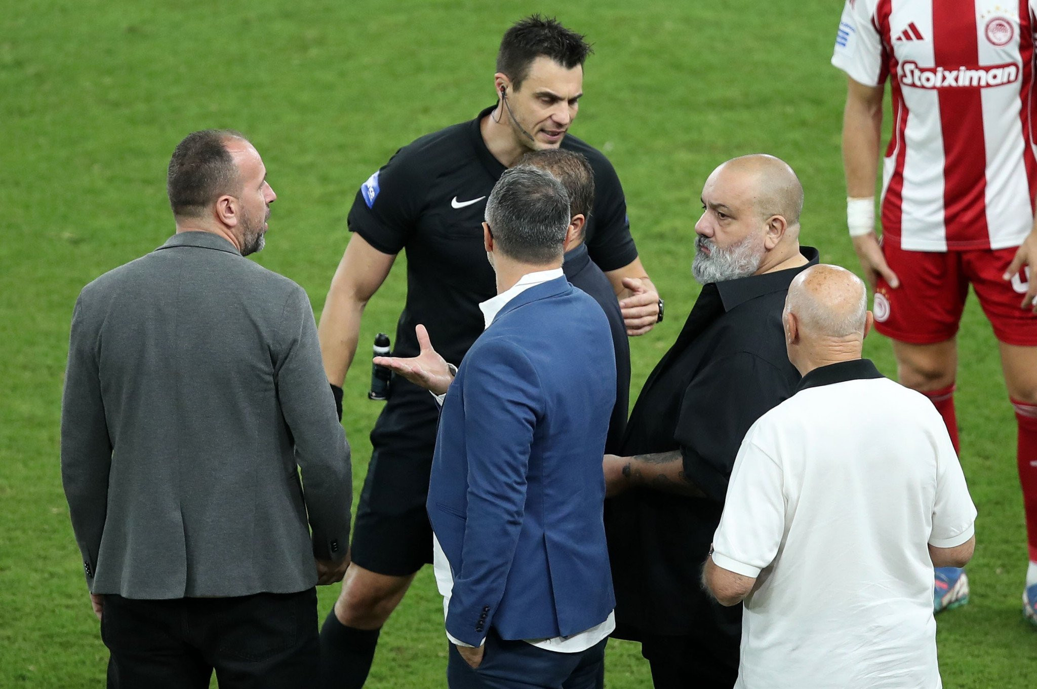 Πρόβλημα με το VAR στο Καραϊσκάκη: «Δεν ακούω τίποτα» έλεγε ο Κατσικογιάννης