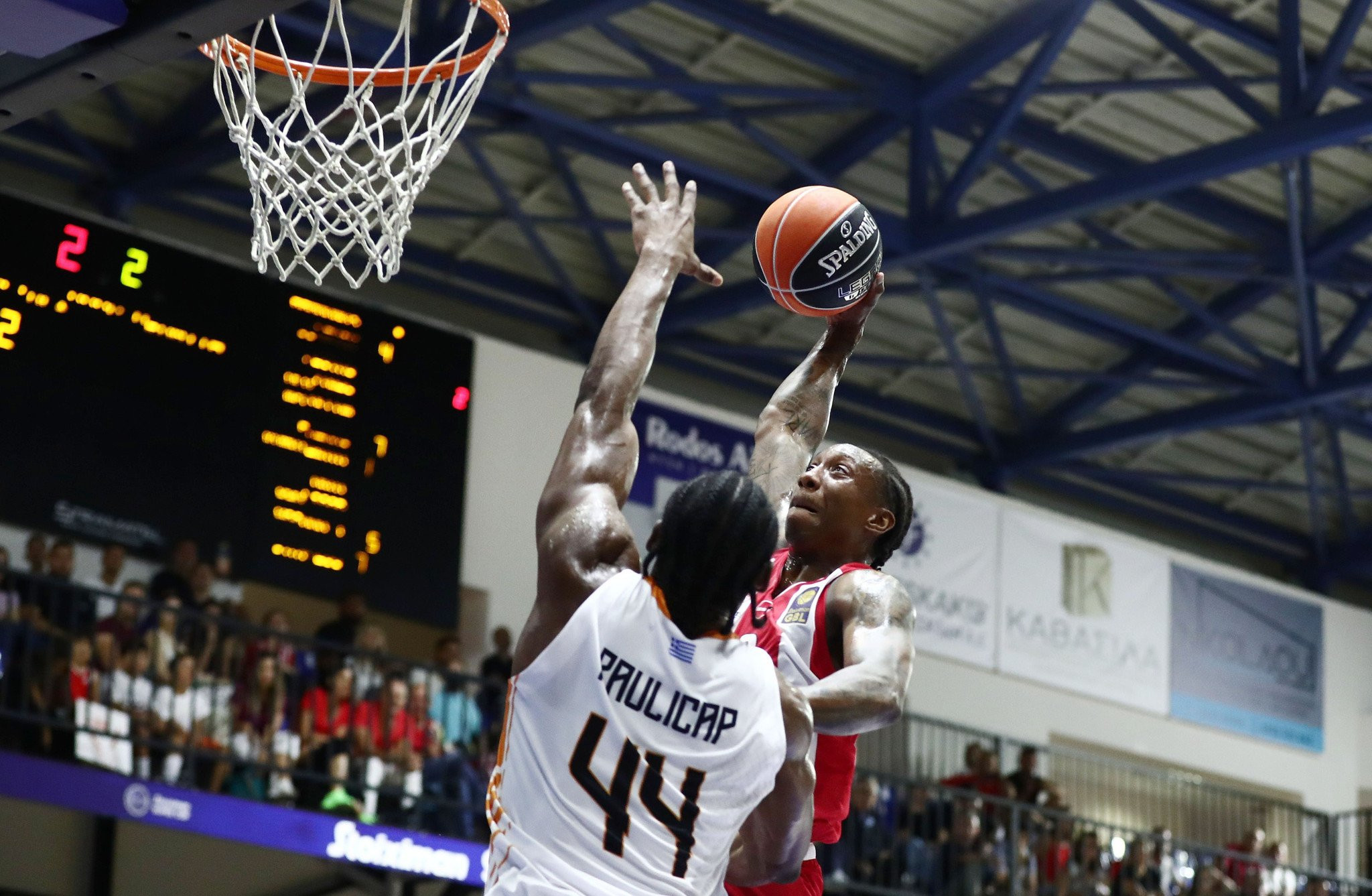 Το εντυπωσιακό tomahawk κάρφωμα του Λι στο... πρόσωπο του Πόλικαπ (video)